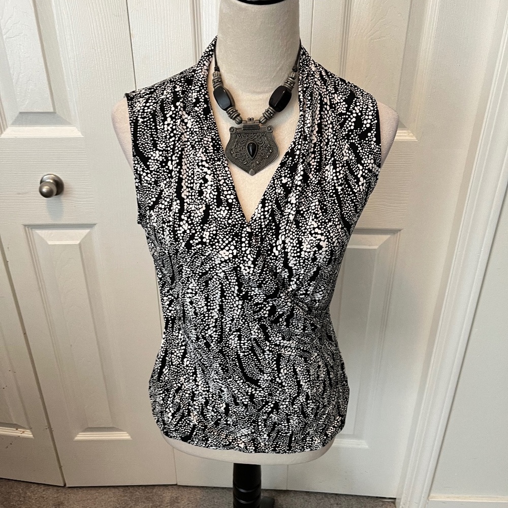 Tahari size M top